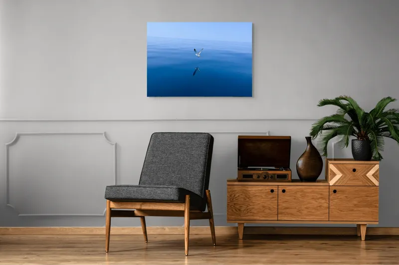 Tablou Canvas, "Pescărușul și oglinda mării albastre", Cer, Pescăruș, Reflecție, Ocean, Liniște, Vedere, Albastru, Volemoseniac., 100 x 70 cm – poza 8