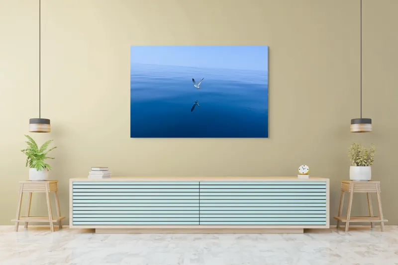 Tablou Canvas, "Pescărușul și oglinda mării albastre", Cer, Pescăruș, Reflecție, Ocean, Liniște, Vedere, Albastru, Volemoseniac., 150 x 100 cm – poza 6