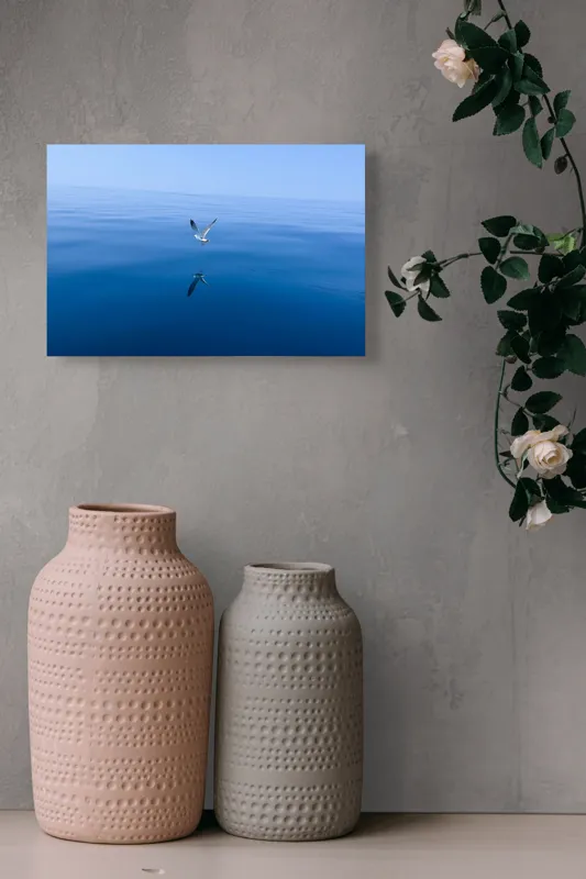 Tablou Canvas, "Pescărușul și oglinda mării albastre", Cer, Pescăruș, Reflecție, Ocean, Liniște, Vedere, Albastru, Volemoseniac., 39 x 26 cm – poza 4