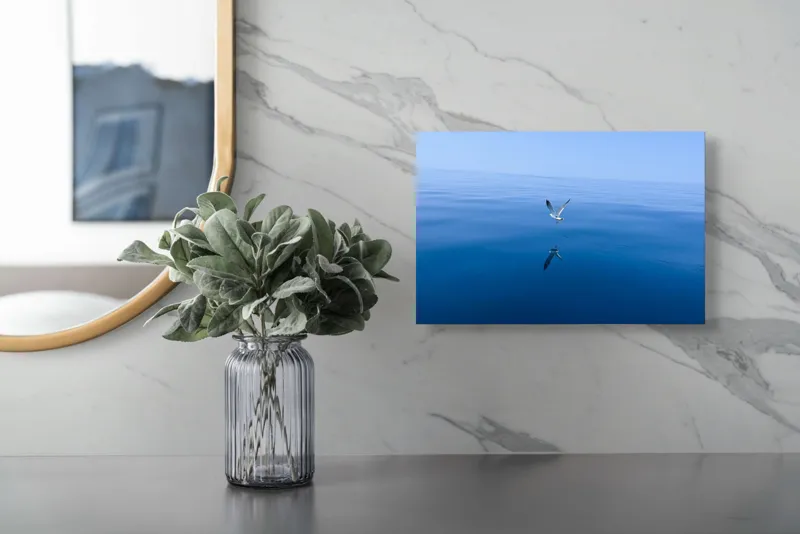 Tablou Canvas, "Pescărușul și oglinda mării albastre", Cer, Pescăruș, Reflecție, Ocean, Liniște, Vedere, Albastru, Volemoseniac., 39 x 26 cm – poza 5