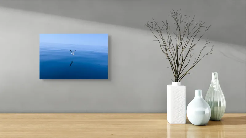 Tablou Canvas, "Pescărușul și oglinda mării albastre", Cer, Pescăruș, Reflecție, Ocean, Liniște, Vedere, Albastru, Volemoseniac., 39 x 26 cm – poza 8