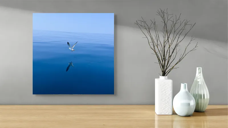 Tablou Canvas, "Pescărușul și oglinda mării albastre", Cer, Pescăruș, Reflecție, Ocean, Liniște, Vedere, Albastru, Volemoseniac., 50 x 50 cm – poza 3