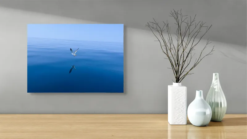 Tablou Canvas, "Pescărușul și oglinda mării albastre", Cer, Pescăruș, Reflecție, Ocean, Liniște, Vedere, Albastru, Volemoseniac., 54 x 39 cm – poza 3