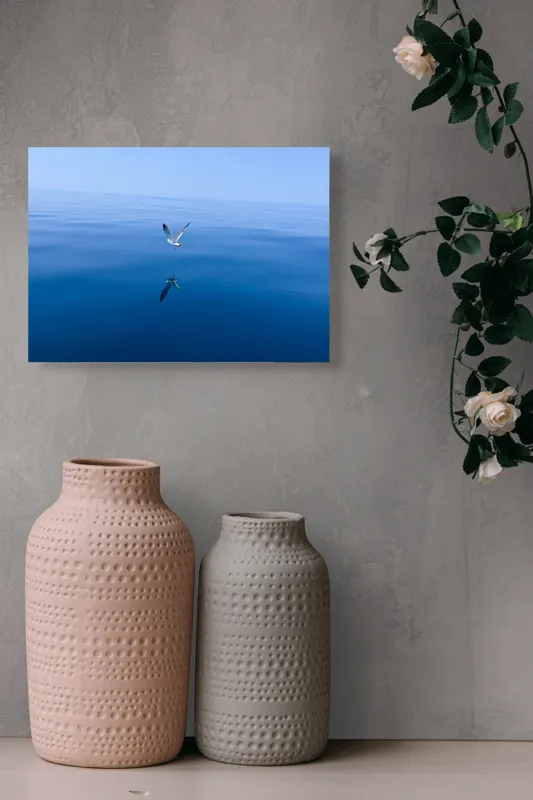 Tablou Canvas, "Pescărușul și oglinda mării albastre", Cer, Pescăruș, Reflecție, Ocean, Liniște, Vedere, Albastru, Volemoseniac., 54 x 39 cm – poza 8
