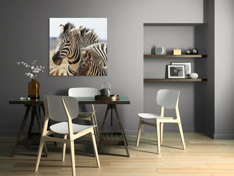Tablou Canvas, "Familie de zebre în savană africană", Zebre, Dungate, Natură, Savana, Familie, Pășunat, Vânt, Peisaj, Harmonie, Curiozitate, 100 x 100 cm – poza 6