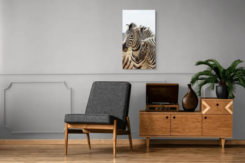 Tablou Canvas, "Familie de zebre în savană africană", Zebre, Dungate, Natură, Savana, Familie, Pășunat, Vânt, Peisaj, Harmonie, Curiozitate, 50 x 90 cm – poza 8