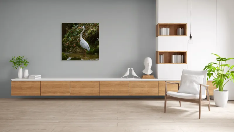 Tablou Canvas, "Stolul elegant al stârcii cenușii", Elegant, Stălucitor, Grațios, Pădure, Râu, Verdeață, Rocă, Natura, Reflecție, Serenitate, 100 x 100 cm – poza 8