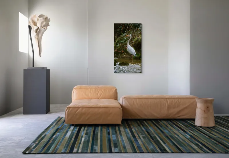 Tablou Canvas, "Stolul elegant al stârcii cenușii", Elegant, Stălucitor, Grațios, Pădure, Râu, Verdeață, Rocă, Natura, Reflecție, Serenitate, 50 x 90 cm – poza 5