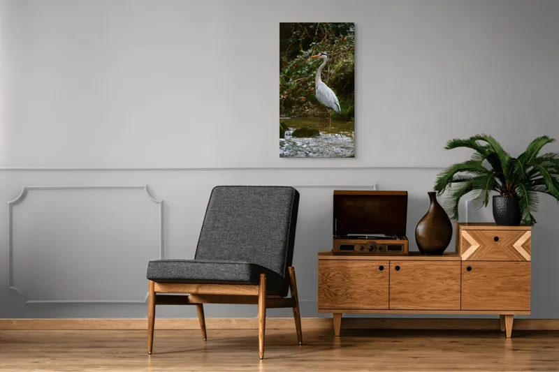 Tablou Canvas, "Stolul elegant al stârcii cenușii", Elegant, Stălucitor, Grațios, Pădure, Râu, Verdeață, Rocă, Natura, Reflecție, Serenitate, 50 x 90 cm – poza 8