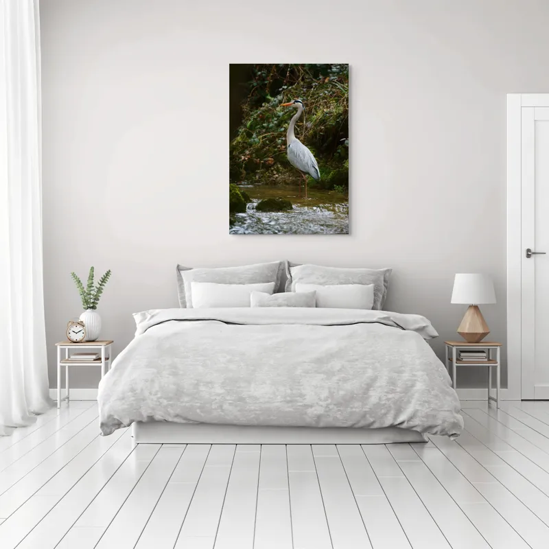 Tablou Canvas, "Stolul elegant al stârcii cenușii", Elegant, Stălucitor, Grațios, Pădure, Râu, Verdeață, Rocă, Natura, Reflecție, Serenitate, 70 x 100 cm – poza 3