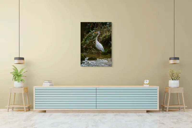 Tablou Canvas, "Stolul elegant al stârcii cenușii", Elegant, Stălucitor, Grațios, Pădure, Râu, Verdeață, Rocă, Natura, Reflecție, Serenitate, 70 x 100 cm – poza 5