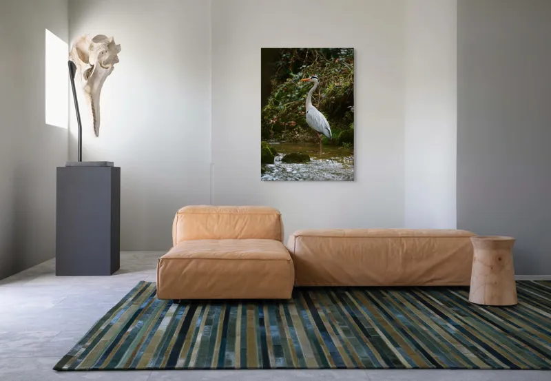 Tablou Canvas, "Stolul elegant al stârcii cenușii", Elegant, Stălucitor, Grațios, Pădure, Râu, Verdeață, Rocă, Natura, Reflecție, Serenitate, 70 x 100 cm – poza 7