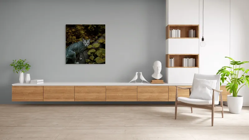 Tablou Canvas, "Pisica misterioasă printre ferigi verzi", Pisică, Frunze, Verdeață, Privire, Tufisuri, Eleganță, Natură, Mister, Curiozitate, 100 x 100 cm – poza 8