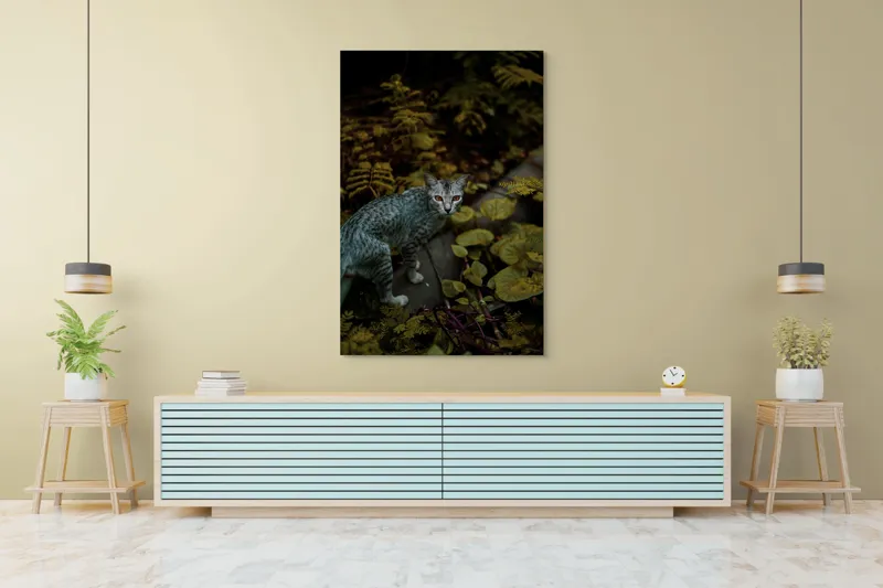 Tablou Canvas, "Pisica misterioasă printre ferigi verzi", Pisică, Frunze, Verdeață, Privire, Tufisuri, Eleganță, Natură, Mister, Curiozitate, 100 x 150 cm – poza 4