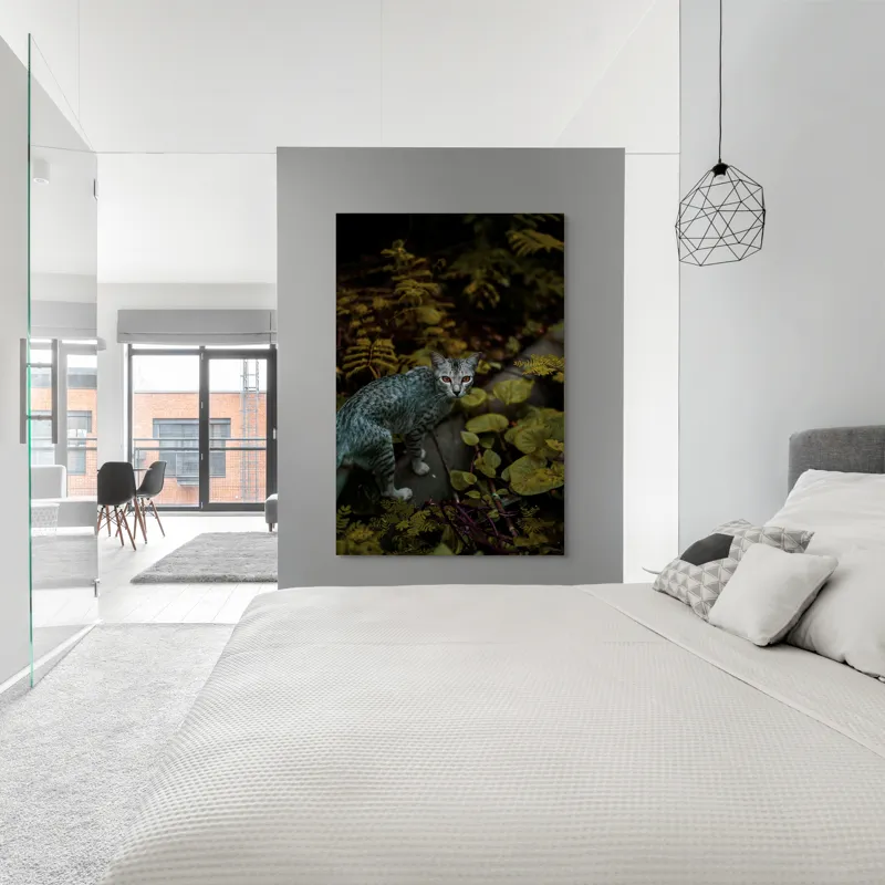 Tablou Canvas, "Pisica misterioasă printre ferigi verzi", Pisică, Frunze, Verdeață, Privire, Tufisuri, Eleganță, Natură, Mister, Curiozitate, 100 x 150 cm – poza 5