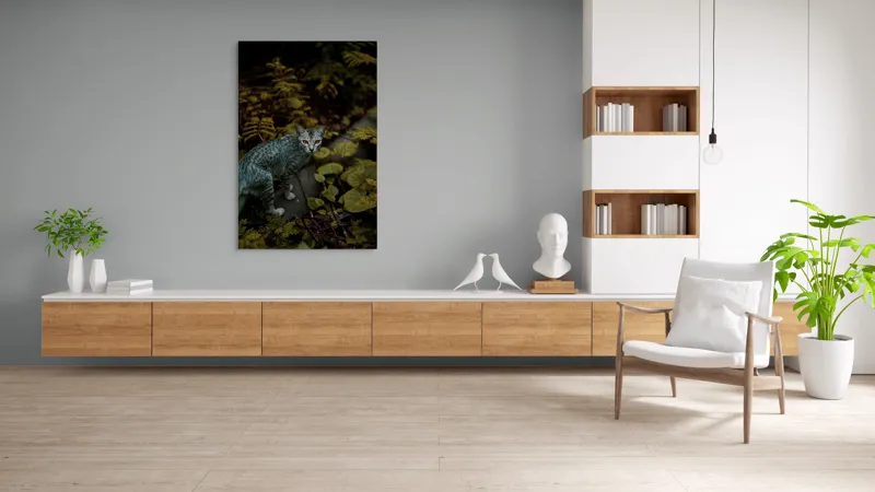 Tablou Canvas, "Pisica misterioasă printre ferigi verzi", Pisică, Frunze, Verdeață, Privire, Tufisuri, Eleganță, Natură, Mister, Curiozitate, 100 x 150 cm – poza 8