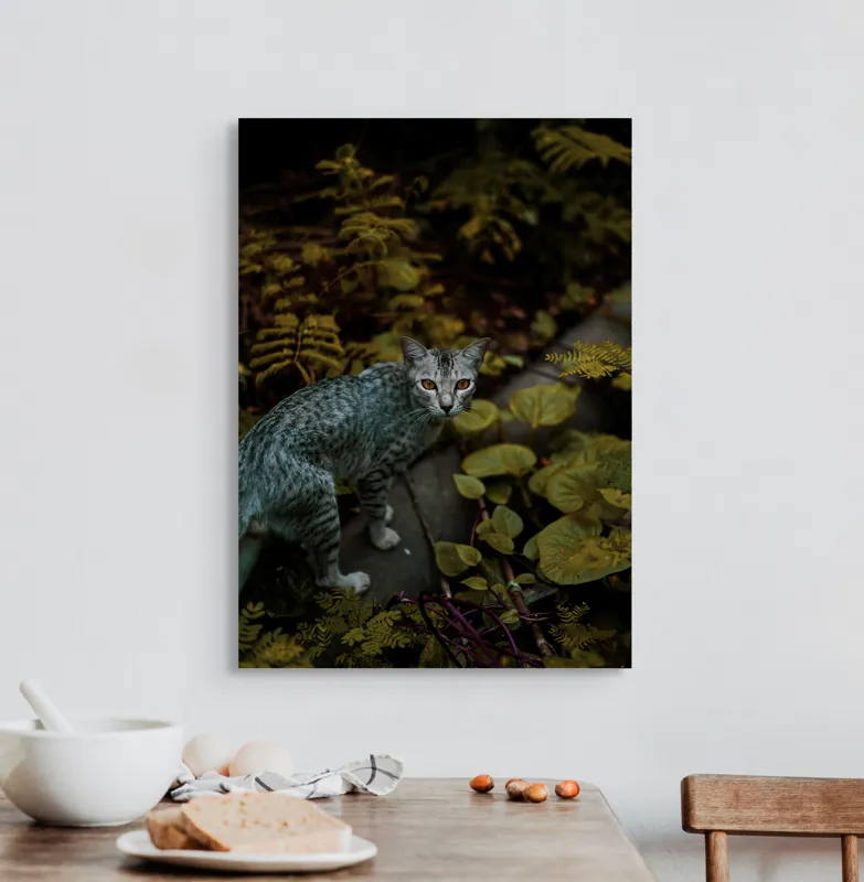 Tablou Canvas, "Pisica misterioasă printre ferigi verzi", Pisică, Frunze, Verdeață, Privire, Tufisuri, Eleganță, Natură, Mister, Curiozitate, 50 x 70 cm – poza 3