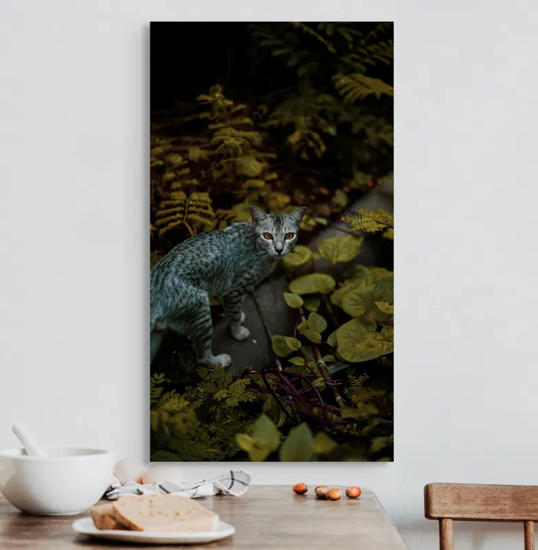 Tablou Canvas, "Pisica misterioasă printre ferigi verzi", Pisică, Frunze, Verdeață, Privire, Tufisuri, Eleganță, Natură, Mister, Curiozitate, 50 x 90 cm – poza 3