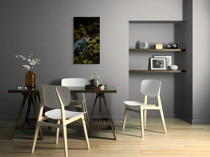 Tablou Canvas, "Pisica misterioasă printre ferigi verzi", Pisică, Frunze, Verdeață, Privire, Tufisuri, Eleganță, Natură, Mister, Curiozitate, 50 x 90 cm – poza 4