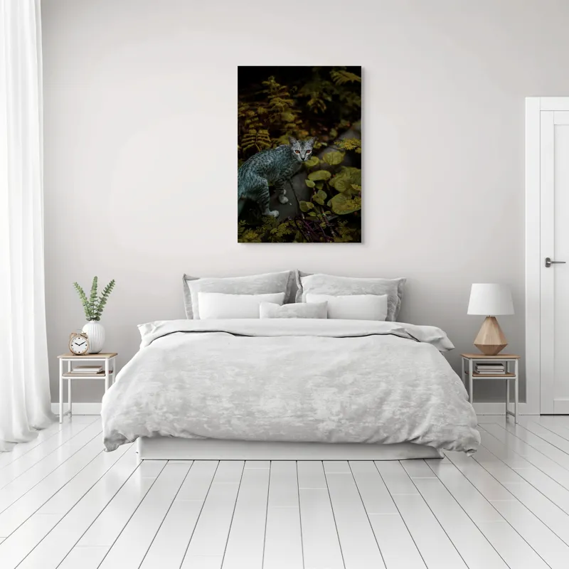 Tablou Canvas, "Pisica misterioasă printre ferigi verzi", Pisică, Frunze, Verdeață, Privire, Tufisuri, Eleganță, Natură, Mister, Curiozitate, 70 x 100 cm – poza 3