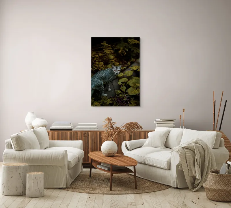 Tablou Canvas, "Pisica misterioasă printre ferigi verzi", Pisică, Frunze, Verdeață, Privire, Tufisuri, Eleganță, Natură, Mister, Curiozitate, 70 x 100 cm – poza 4