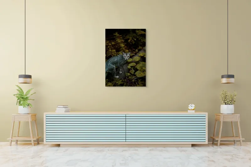 Tablou Canvas, "Pisica misterioasă printre ferigi verzi", Pisică, Frunze, Verdeață, Privire, Tufisuri, Eleganță, Natură, Mister, Curiozitate, 70 x 100 cm – poza 5