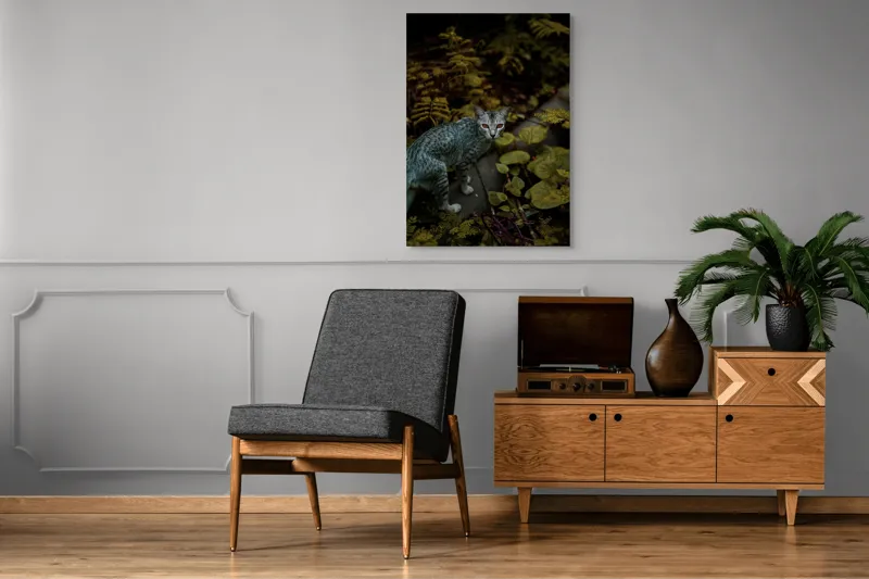 Tablou Canvas, "Pisica misterioasă printre ferigi verzi", Pisică, Frunze, Verdeață, Privire, Tufisuri, Eleganță, Natură, Mister, Curiozitate, 70 x 100 cm – poza 6
