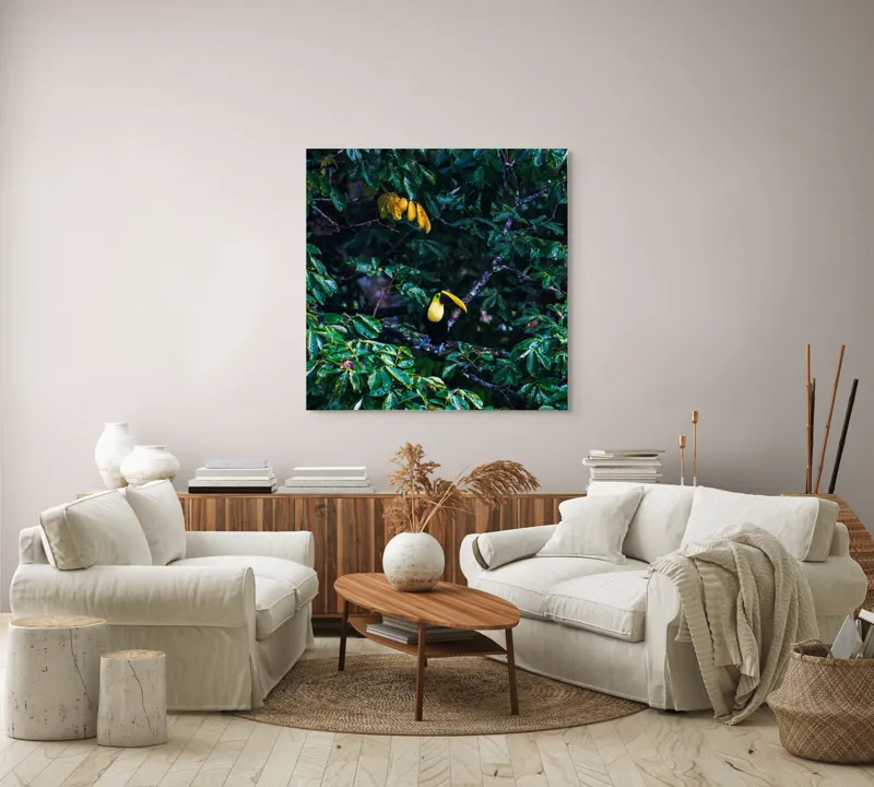 Tablou Canvas, "Tucan printre frunze de smarald", Verde, Frunziș, Tucan, Camuflaj, Natură, Exotic, Galben, Copac, Păsări, Frumusețe, 100 x 100 cm – poza 3