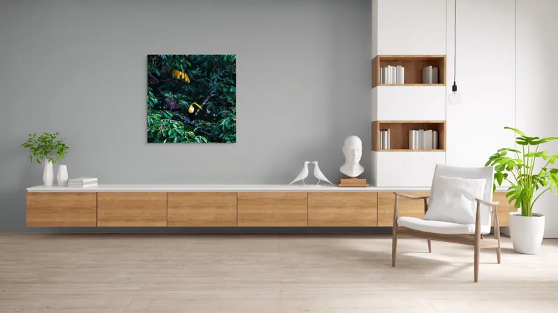 Tablou Canvas, "Tucan printre frunze de smarald", Verde, Frunziș, Tucan, Camuflaj, Natură, Exotic, Galben, Copac, Păsări, Frumusețe, 100 x 100 cm – poza 8