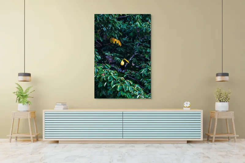 Tablou Canvas, "Tucan printre frunze de smarald", Verde, Frunziș, Tucan, Camuflaj, Natură, Exotic, Galben, Copac, Păsări, Frumusețe, 100 x 150 cm – poza 4