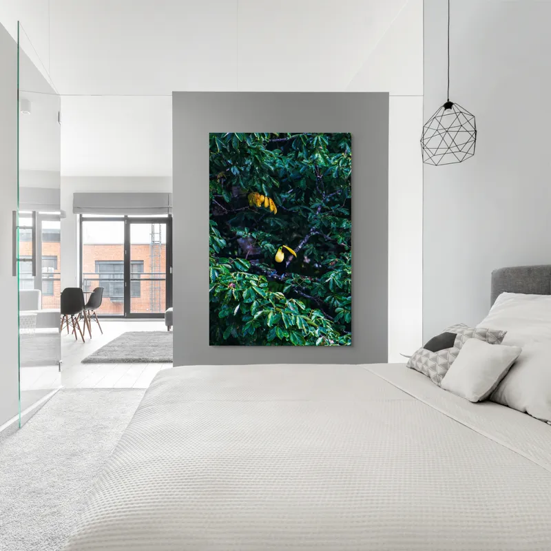 Tablou Canvas, "Tucan printre frunze de smarald", Verde, Frunziș, Tucan, Camuflaj, Natură, Exotic, Galben, Copac, Păsări, Frumusețe, 100 x 150 cm – poza 5