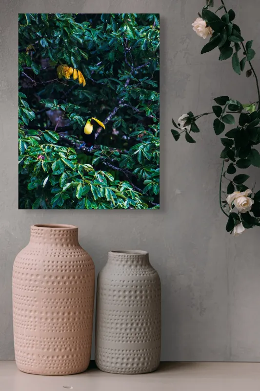 Tablou Canvas, "Tucan printre frunze de smarald", Verde, Frunziș, Tucan, Camuflaj, Natură, Exotic, Galben, Copac, Păsări, Frumusețe, 39 x 54 cm – poza 6