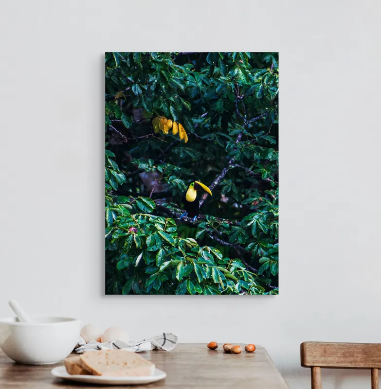 Tablou Canvas, "Tucan printre frunze de smarald", Verde, Frunziș, Tucan, Camuflaj, Natură, Exotic, Galben, Copac, Păsări, Frumusețe, 50 x 70 cm – poza 3