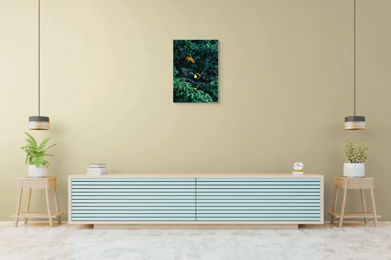 Tablou Canvas, "Tucan printre frunze de smarald", Verde, Frunziș, Tucan, Camuflaj, Natură, Exotic, Galben, Copac, Păsări, Frumusețe, 50 x 70 cm – poza 6