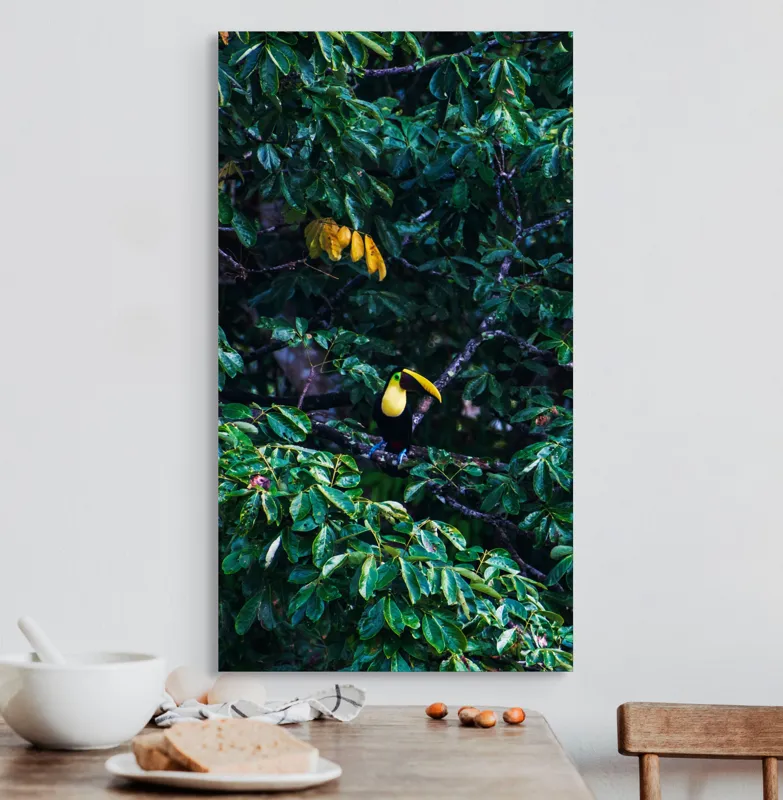 Tablou Canvas, "Tucan printre frunze de smarald", Verde, Frunziș, Tucan, Camuflaj, Natură, Exotic, Galben, Copac, Păsări, Frumusețe, 50 x 90 cm – poza 3