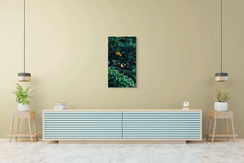 Tablou Canvas, "Tucan printre frunze de smarald", Verde, Frunziș, Tucan, Camuflaj, Natură, Exotic, Galben, Copac, Păsări, Frumusețe, 50 x 90 cm – poza 6