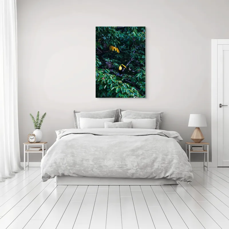 Tablou Canvas, "Tucan printre frunze de smarald", Verde, Frunziș, Tucan, Camuflaj, Natură, Exotic, Galben, Copac, Păsări, Frumusețe, 70 x 100 cm – poza 3