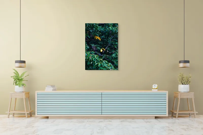 Tablou Canvas, "Tucan printre frunze de smarald", Verde, Frunziș, Tucan, Camuflaj, Natură, Exotic, Galben, Copac, Păsări, Frumusețe, 70 x 100 cm – poza 5