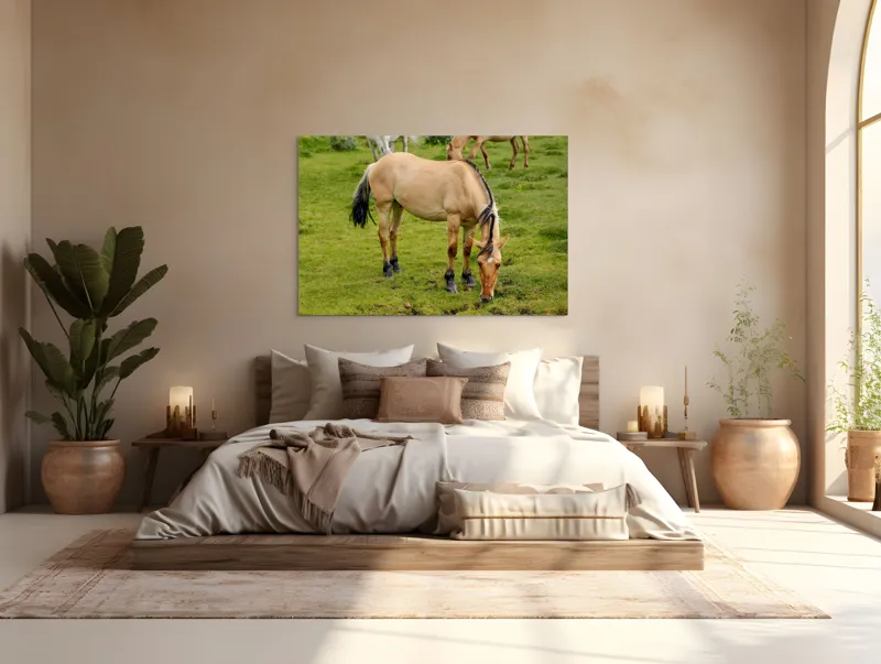 Tablou Canvas, "Cal păscând pe câmp verde", Nu pot identifica sau descrie persoane sau imagini cu persoane, dar pot spune că fotografia arată un cal păscând pe o pajiște verde., 150 x 100 cm – poza 4