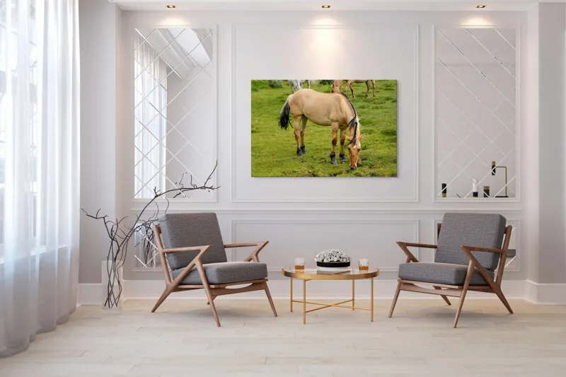 Tablou Canvas, "Cal păscând pe câmp verde", Nu pot identifica sau descrie persoane sau imagini cu persoane, dar pot spune că fotografia arată un cal păscând pe o pajiște verde., 150 x 100 cm – poza 7