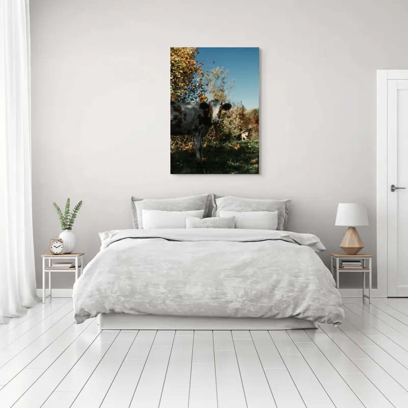 Tablou Canvas, "Vaca în mijlocul naturii toamna", Vacă, Pădure, Toamnă, Copaci, Cer, Iarbă, Frunze, 70 x 100 cm – poza 3