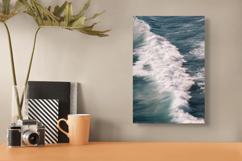 Tablou Canvas, "Valuri spumegânde sub soarele verii", Valuri, Spumă, Ocean, Energie, Albastru, Mișcare, Natură, Dinamică, 26 x 39 cm – poza 3