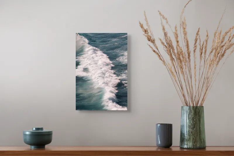 Tablou Canvas, "Valuri spumegânde sub soarele verii", Valuri, Spumă, Ocean, Energie, Albastru, Mișcare, Natură, Dinamică, 26 x 39 cm – poza 5
