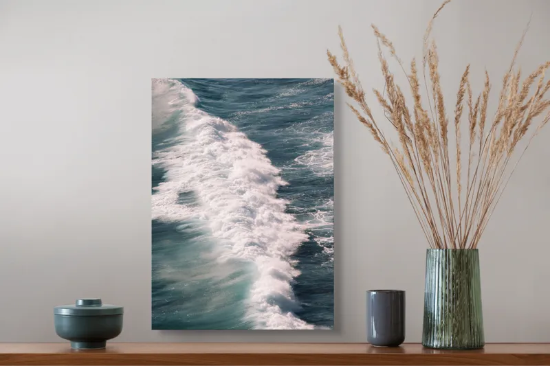 Tablou Canvas, "Valuri spumegânde sub soarele verii", Valuri, Spumă, Ocean, Energie, Albastru, Mișcare, Natură, Dinamică, 39 x 54 cm – poza 3