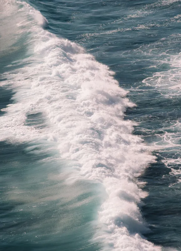 Tablou Canvas, "Valuri spumegânde sub soarele verii", Valuri, Spumă, Ocean, Energie, Albastru, Mișcare, Natură, Dinamică, 39 x 54 cm – poza 2