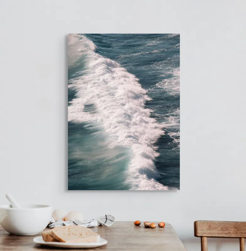 Tablou Canvas, "Valuri spumegânde sub soarele verii", Valuri, Spumă, Ocean, Energie, Albastru, Mișcare, Natură, Dinamică, 50 x 70 cm – poza 3