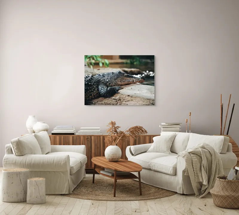 Tablou Canvas, "Odihna unui crocodil la mal", Scuter, Reptilă, Imobilitate, Textură, Relaxare, Apă, Habitat, Natură, 100 x 70 cm – poza 3