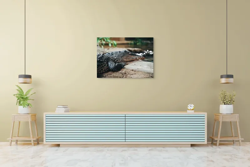 Tablou Canvas, "Odihna unui crocodil la mal", Scuter, Reptilă, Imobilitate, Textură, Relaxare, Apă, Habitat, Natură, 100 x 70 cm – poza 4