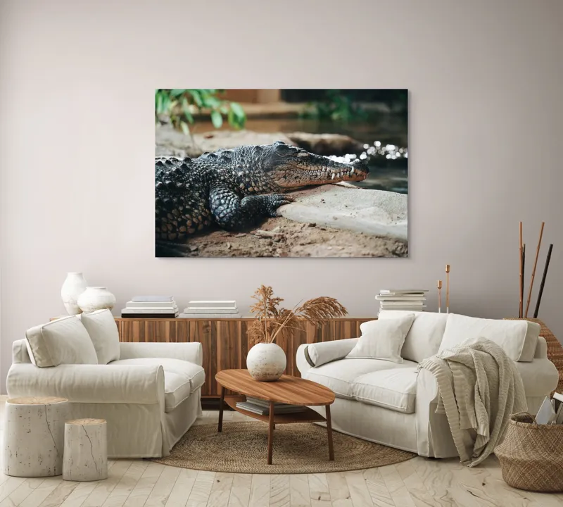 Tablou Canvas, "Odihna unui crocodil la mal", Scuter, Reptilă, Imobilitate, Textură, Relaxare, Apă, Habitat, Natură, 150 x 100 cm – poza 3