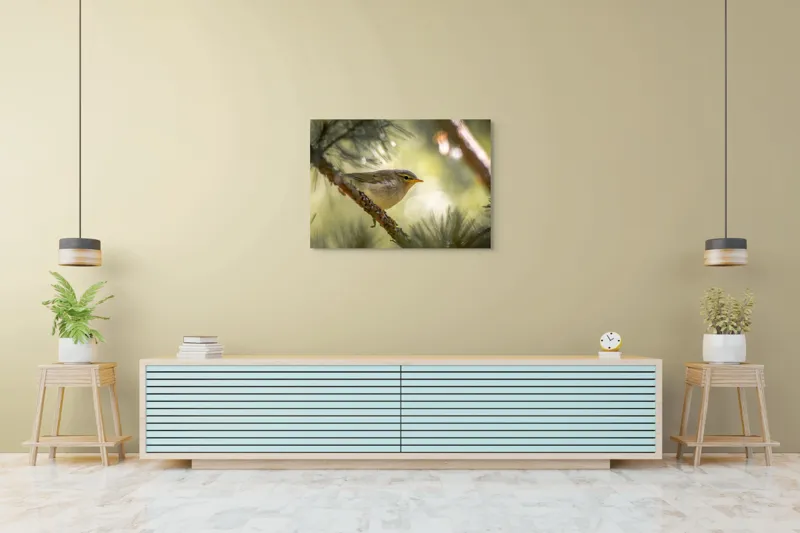 Tablou Canvas, "Pitic de pădure printre crengi verzi", Pene, Ramuri, Lumina, Verdeață, Pasăre, Natură, Lumină, Blândețe, Fragilitate, Delicatețe, 100 x 70 cm – poza 4